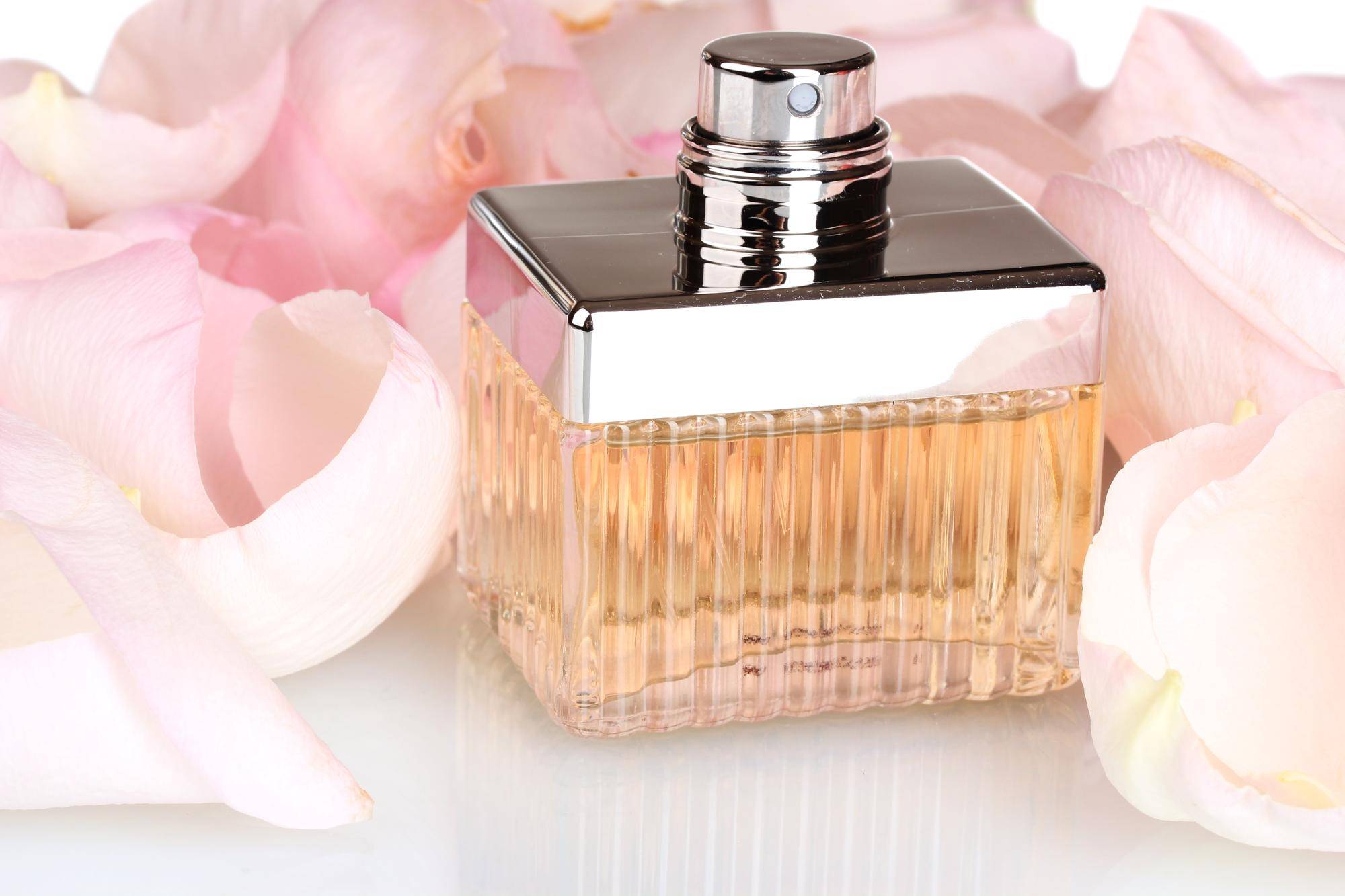 Jakie perfumy damskie z 2026 roku wciąż warto nosić?
